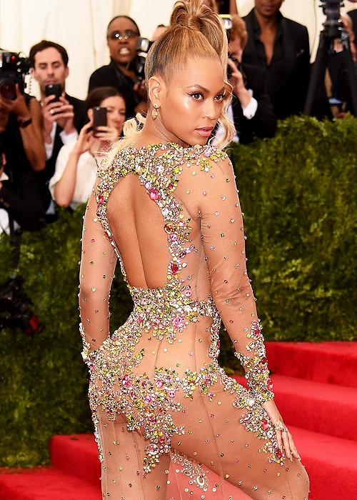 yasgawd:  orangeblossomhoney:  Beyonce attends the ‘China: Through The Looking Glass’ Costume Institute Benefit Gala at the Metropolitan Museum of Art on May 4, 2015 in New York City  yasgawd honestly all of her poses tonight r v v you  she’s my