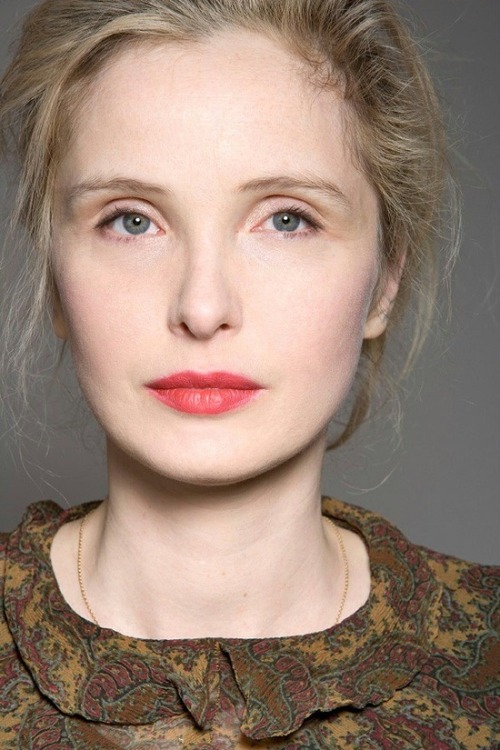 In Before Midnight, there’s a brief moment where Julie Delpy shoots a quick glance to Ethan Ha