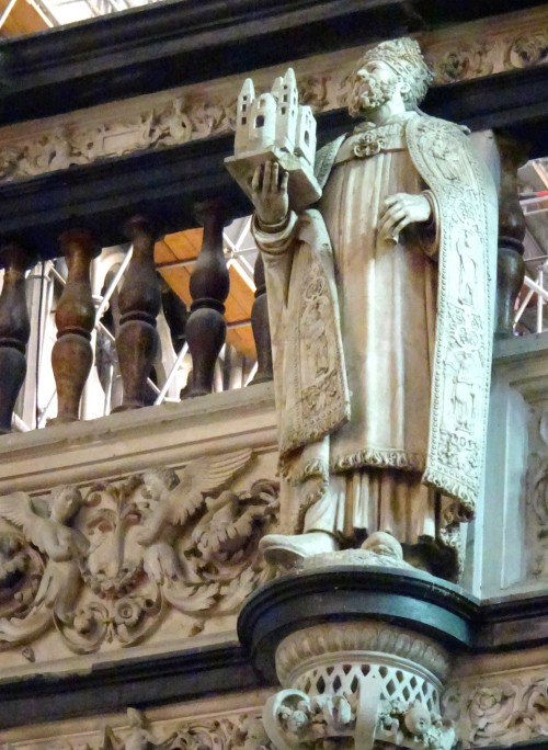 La Cathédrale de Tournai.Entre autres, sur le très beau jubé, on voit Jonas se faire gober par la Ba