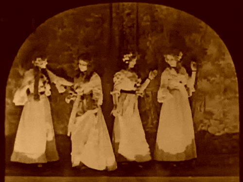 catskewl:‘And now …on with the show!’  “The Wishing Ring”, 1914.