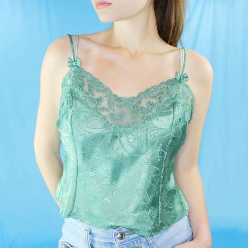 Vintage Victoria&rsquo;s Secret gold label! This lil&rsquo; baby tank is just too dreamy. Sz