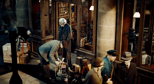 cinemove:Hugo (2011) dir. Martin ScorseseParis Gare Montparnasse railway station