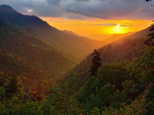 oneshotolive:  A Warm Sunset in the Great Smoky Mountains [4032 x 3024] [OC] 📷: 50v3r31gn 