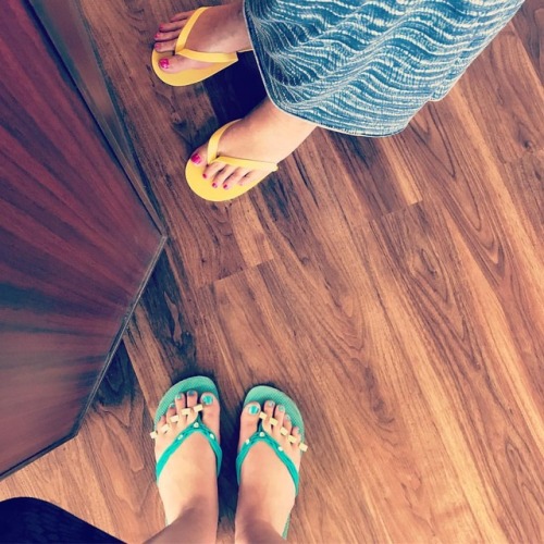 Mother daughter toes from my last the blue pedi#instalongtoes #barefoot #size12 #succulenttoes #wr