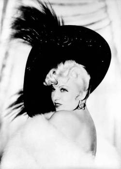 vampdreaminginhollywood:  Mae West  