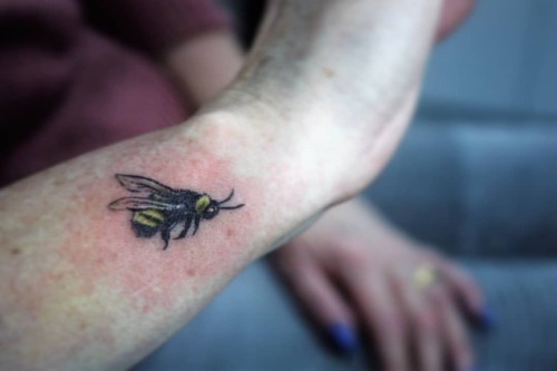 #wristtattoo #wrist #armtattoo #smalltattoos #microtattoo #tinytattoo #lifesizebee #bee #buzz #fuzzy