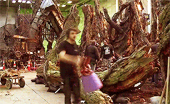 sassy-satan666:  karmaplus:  Obviously, if I had worked on the hobbit films this is the job I wanted to do  who don’t wanna be pretend-horse  excuse you  