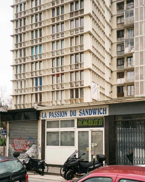 Boulogne-Billancourt . . . . . #filmphotography #passion #sandwich #architecture #architecturephotog