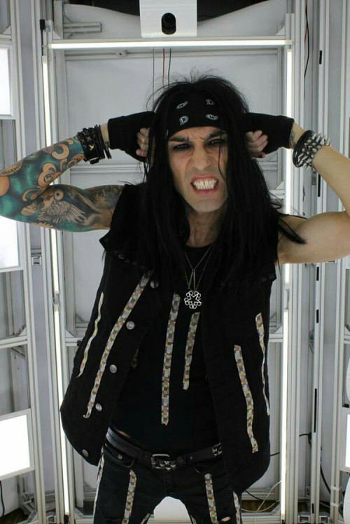 ashleypurdyismybassplayer:Black Veil Brides when they were making action figures+ the action figures