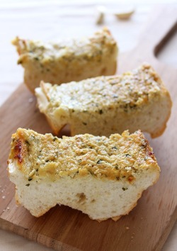 do-not-touch-my-food:  Caramelized Onion and Goat Cheese Garlic Bread