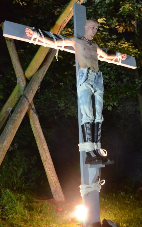 skinssoish:  barelederratte:  evilpigboyla:  skinheadboots:  demonzachh88:  SSooo FFuKKKing HHOT //  SSIEG FFUKKKIN HHEIL  o/o/o/  SH SH MMMMMMMMMMMM fucken luv his BootSS  I’d love to be the one on the cross!  //88  SSo will ichh SSoi ffür meinen