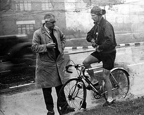 classicvintagecycling: H.H. England chats to Tommy Godwin as Godwin prepares to break the Year recor