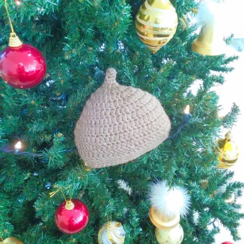 メリークリスマス！ . 写真は初心者のお客様が赤ちゃんのために編んだどんぐり帽です。 これで初めてなんて信じられない！上手すぎです～ 記念すべき初めてのクリスマスプレゼントのお手伝いができて、とって