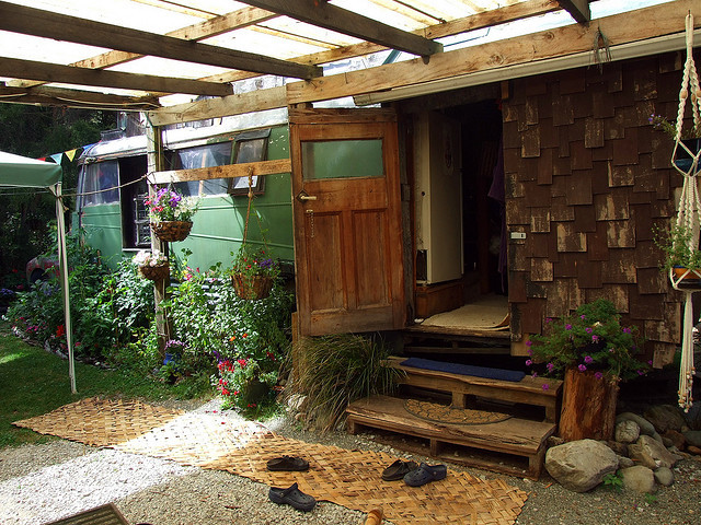 wild-flowerrrr:  bohemianhomes:  Bohemian Homes: Wagon entrance  lovelovelove 