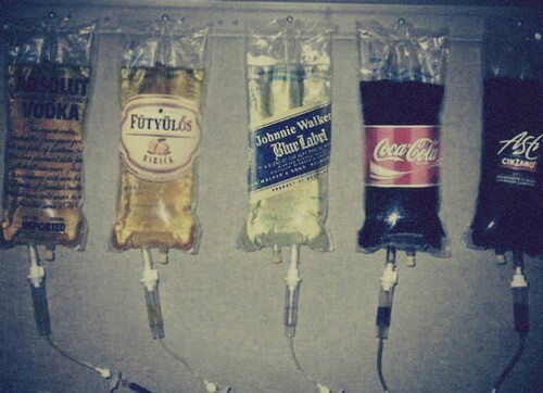 menos-pasos-mas-vuelos-con-tilde:  El alcohol daña el hígado , pero las desilusiónes