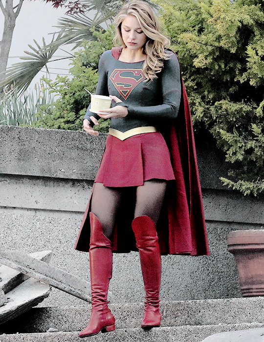 melissa-benoist:  melissa benoist taking a break from filming the ‘supergirl’