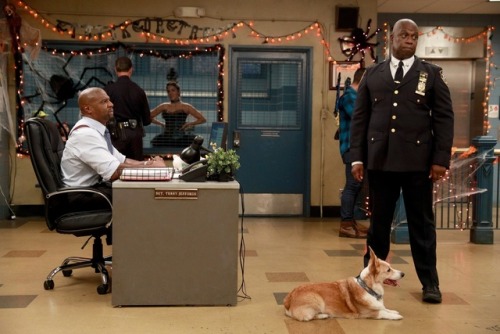 Brooklyn Nine-Nine: &ldquo;HalloVeen&rdquo; episodic photos (2 of 2)