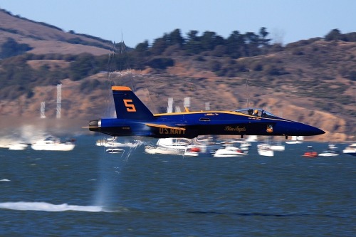 opticallyaroused:This great photo shows transonic airflow around the Blue Angels F-18 with superb cl