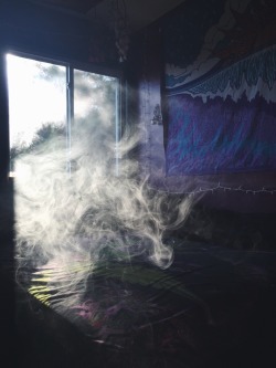 highimsienna:  Smoke flowing through my room