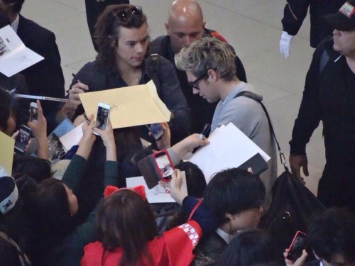 rubdown:benwinstagram:likeadesserttray:At the airport in Japan#POP STAR NIALL WHO TAKES HIS HIPSTERY