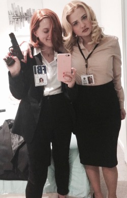 gotobsessions:  Dana Scully and Stella Gibson having a gay old time together @deschanels