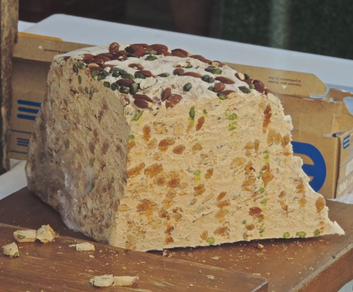 Nougat aux amandes et pistaches, marché du samedi, Apt, Vaucluse 2016.