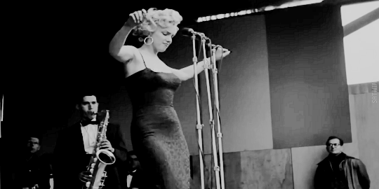 connieportershiplog:  sillysymphony:Marilyn Monroe performs for US troops in South