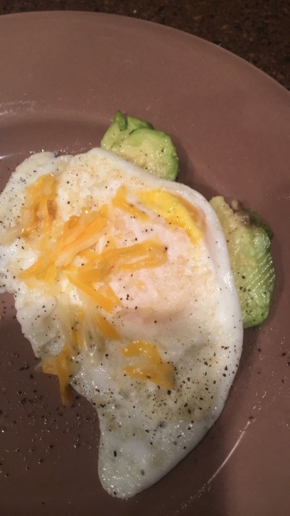 Egg with Avacodo 1 egg Half an avocado Low-fat cheese Olive oil Instructions: Put olive oil in pan a