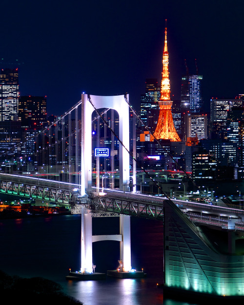 The Rainbow Bridge (レインボーブリッジ Reinbō burijji) is a suspension bridge crossing northern Tokyo Bay bet