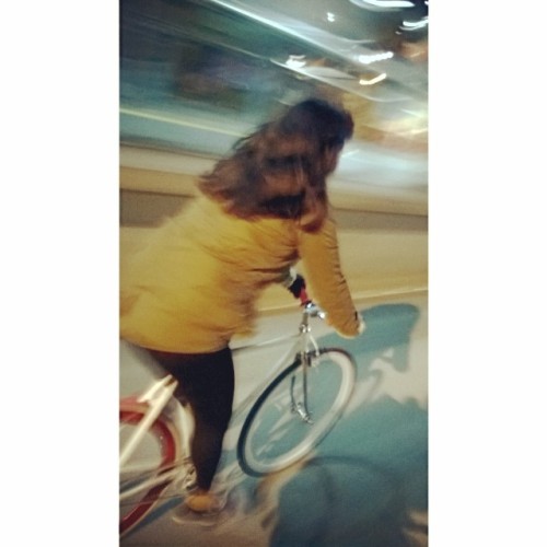 manolocalderon:  #fixedgear #fixedgirl #nightride #mexicocitydf @lombriz27