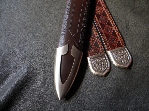  Presenting my latest scabbard commission, a fantasy build for the Albion Senlac. Featuring an integ