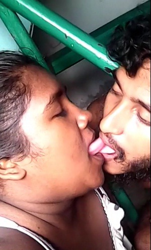 mv-slut: Shiunaa nd husband. 3some couple.  #Oriyaan #Threesome #Mv #Lesbian