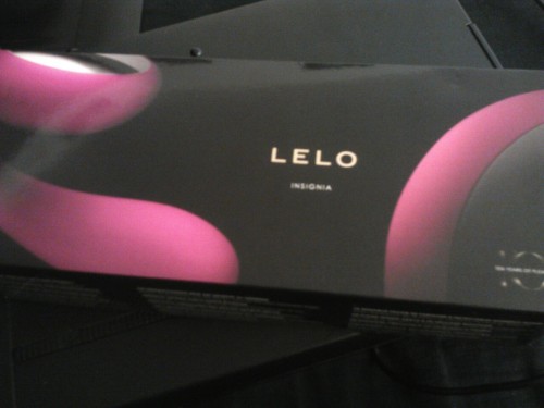 YAY IT CAME IN so here’s a little tour of what comes in a Lelo Ida box Lelo always has really pretty and sleek packaging, with a thin outer box with a graphic of the toy on it, and a hard shell plain box underneath the toys are sunken in a velvet