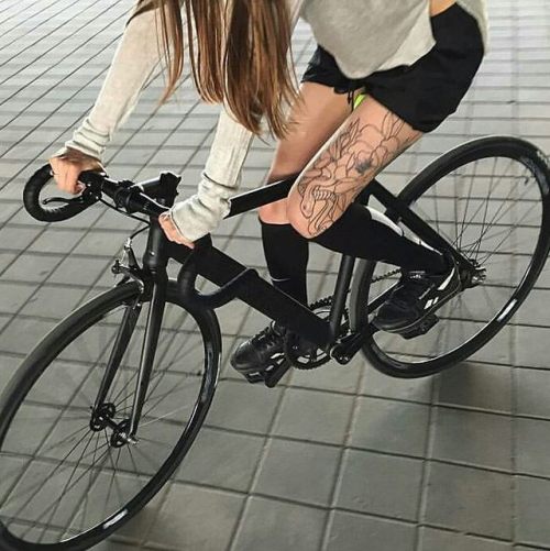 javi-ballestero:@lapkakro #fixiegirl #girlbike #tattoo #girlsgonefixie #ridegirl #ridelikegirl #fixi