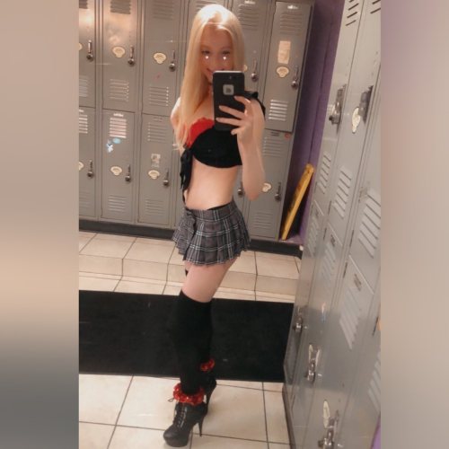 stripper-locker-room:  https://www.instagram.com/alysia_clarke/