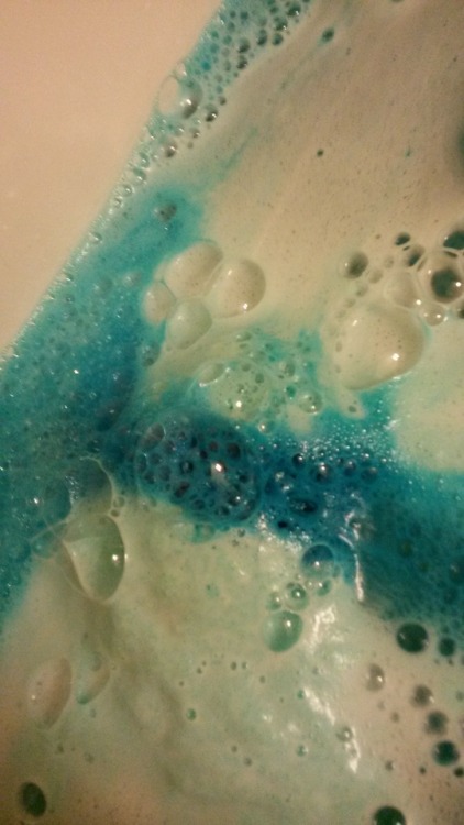 Lush “Frozen” bath bomb.