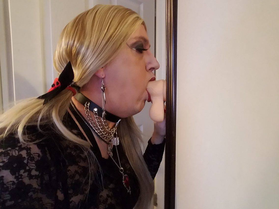 tiffanyisaslut6969:  tiffanyminxexposed:  what does a good sissy do before going