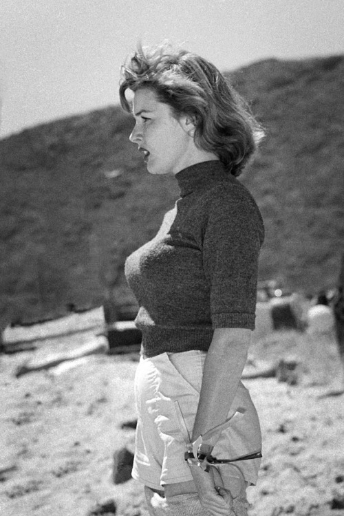 Inthedarktrees:   Elaine Stewart At The Thalians Beach Ball In Malibu, 1956 | Earl