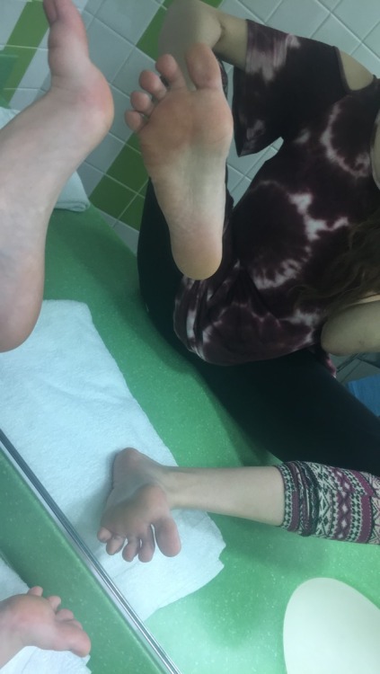 stuck at the hospital but couldnt help but snap a couple pictures of my feet! they look so sexy here