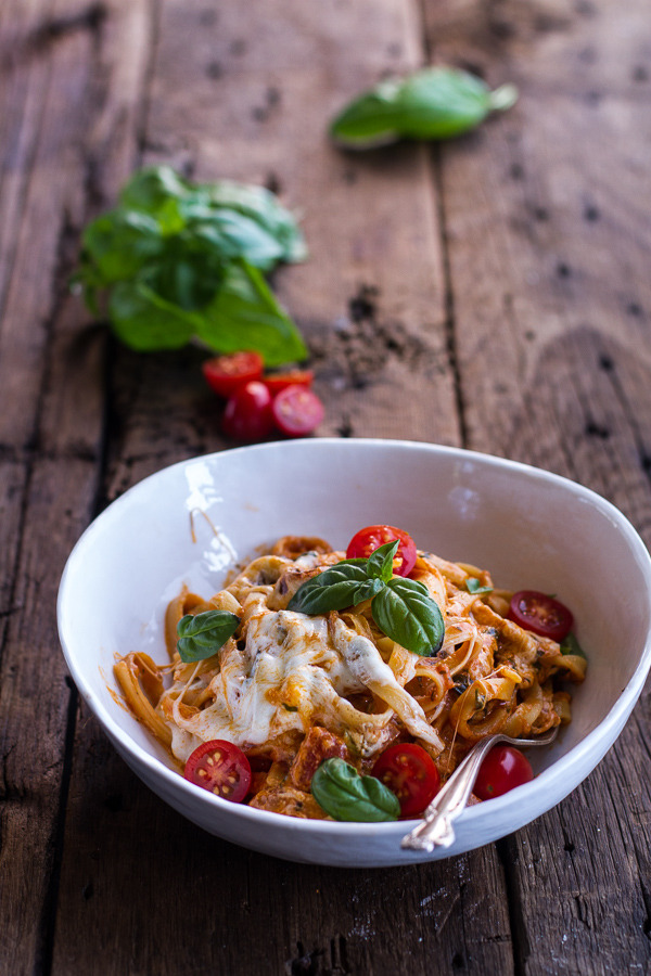 foodffs:  One Pot 30 Minute Creamy Tomato Basil Pasta Bake. Really nice recipes.