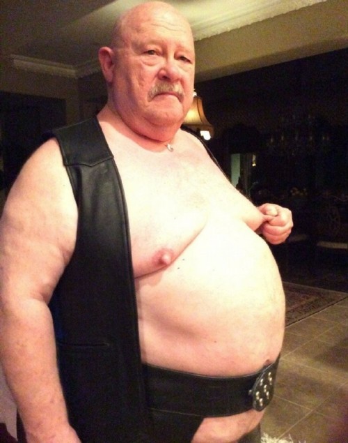 chubbychaiser: OMG, I do anything for this daddy, play with those nipples all day long