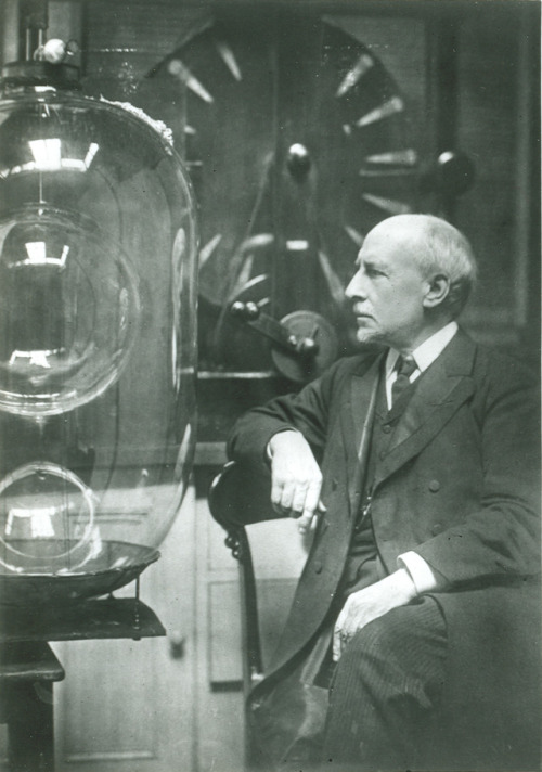  James Dewar was born #OnThisDay in 1842.The Scottish chemist and physicist co-directed the Davy-Far