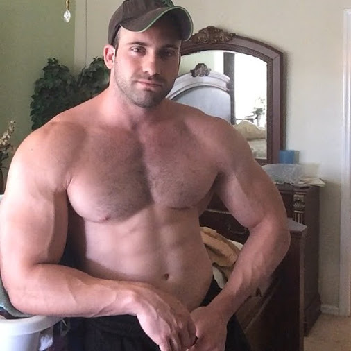 hugesexyooweegooweemen:  realmenstink:  BIG BEEFY STUD !!!  Bro, you melt my butter.