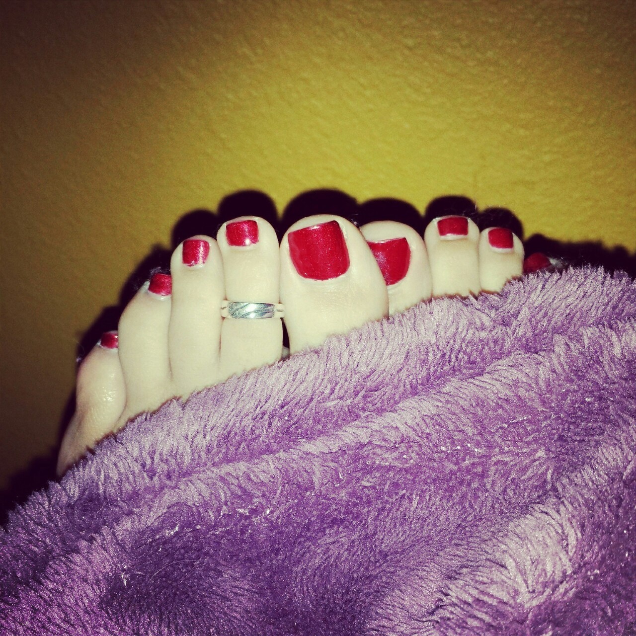 aristtaroxxx:  Cute toes!