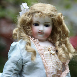 relateabledolls:http://www.ebay.com/itm/ANTIQUE-BRU-FASHION-DOLL-1870-IN-SILK-BAROQUE-DRESS-SMILING-DOLL-RARE-/371876260252?&_trksid=p2056016.l4276