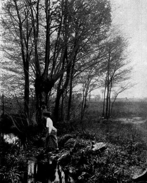 A little trip through the mud, as you do. Geneva, Switzerland 1901, Source: 19thcenturygirls Tumblr.