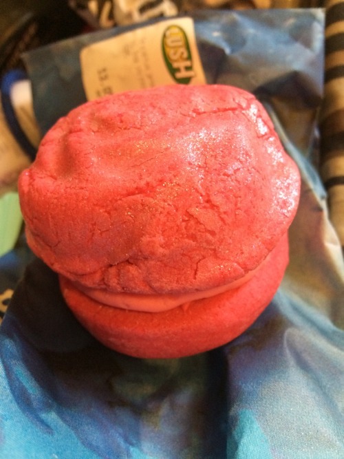 lushstuff:Rose Jam Bubbleroon This Oxford Street version, bigger and more like a macaroon. Smelt sup