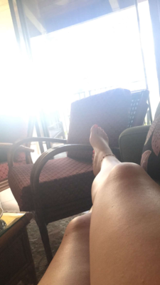 Rass343: Milfwifeandallthingssexy:   Miaazzzaaaa:  Reblog My Legs And Pretty Feet