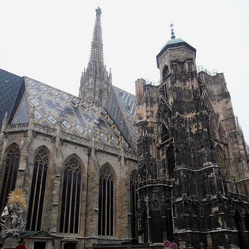 ⛪ the glorious St Stephens Cathedral in Vienna ⛪ villacollezioneboutique.com/