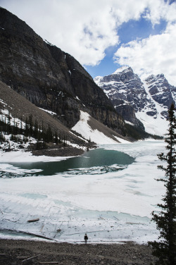 escapekit:  Travels French photographer Jonathan Moyal’s spectacular shots of his travels on a road trip through Canada. Capturing dramatic shots of towering mountains ranges, half-frozen lakes, winding roads, and star-studded night skies.